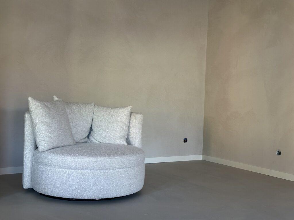 Detail American Clay leemwand met fauteuil