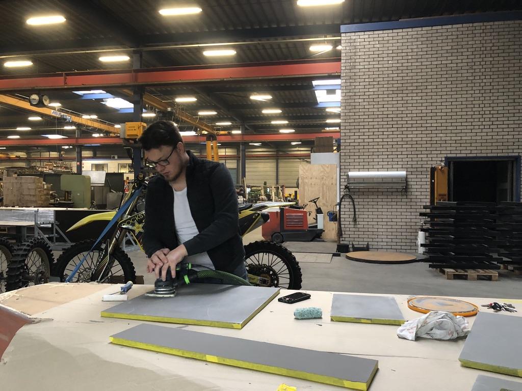 Betonlook balie voor kledingwinkel in productie