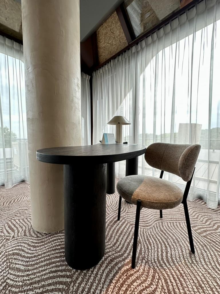 Wand en kolom in microcement met tafel, hotelproject Valkenburg
