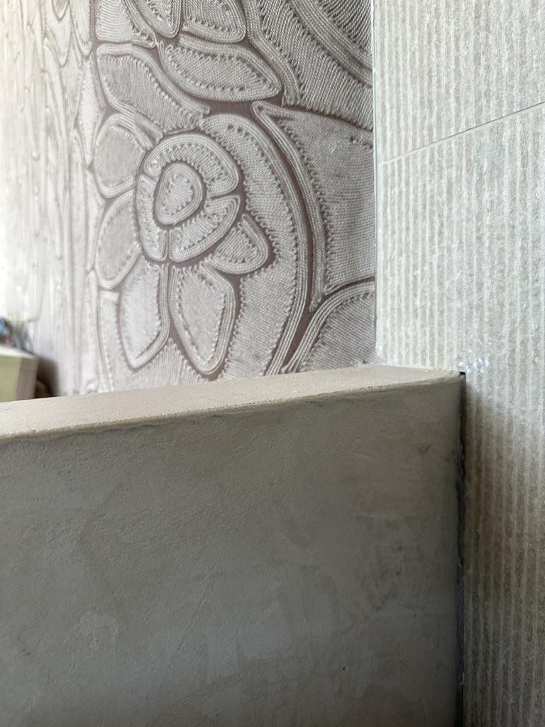 Detail microcement wand met decoratief reliëf