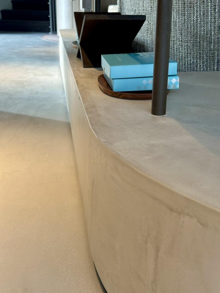Gebogen balie in microcement, hotelproject