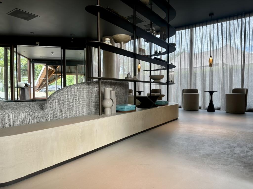 Receptiebalie afgewerkt met microcement, hotelproject Valkenburg
