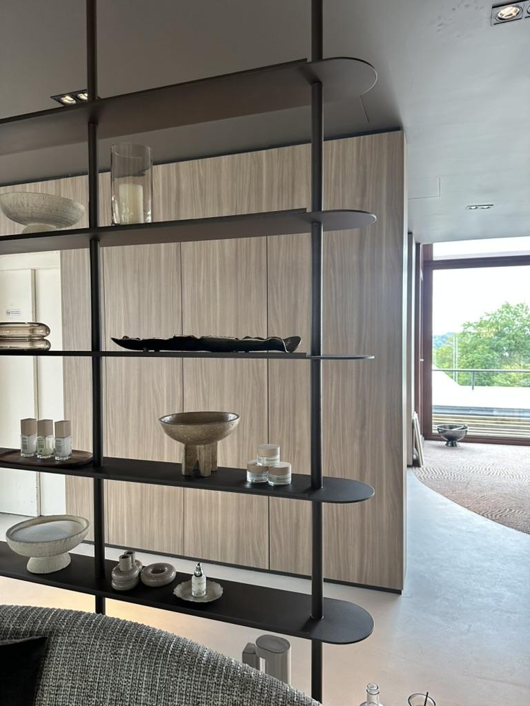 Stellingkast en wanden in microcement, hotelproject