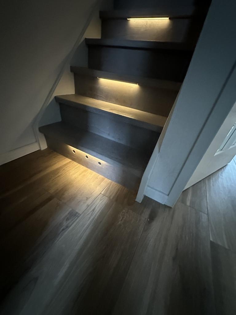 Trap in betonafwerking met indirecte LED verlichting