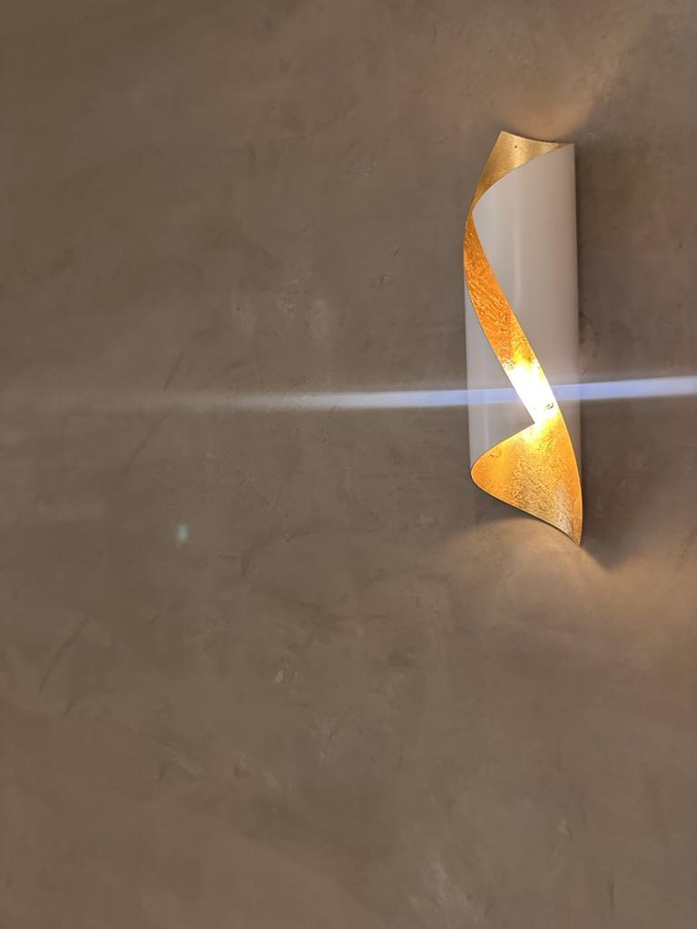 Detail beton ciré wand met wandlamp