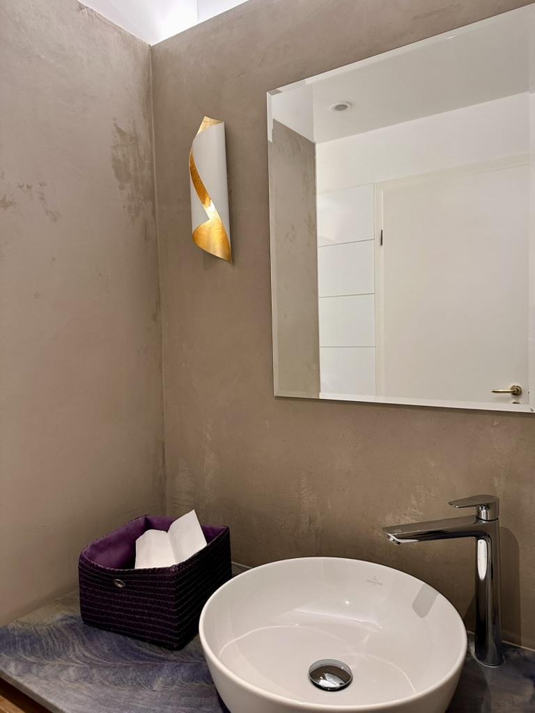 Wastafel op beton ciré blad in toilet