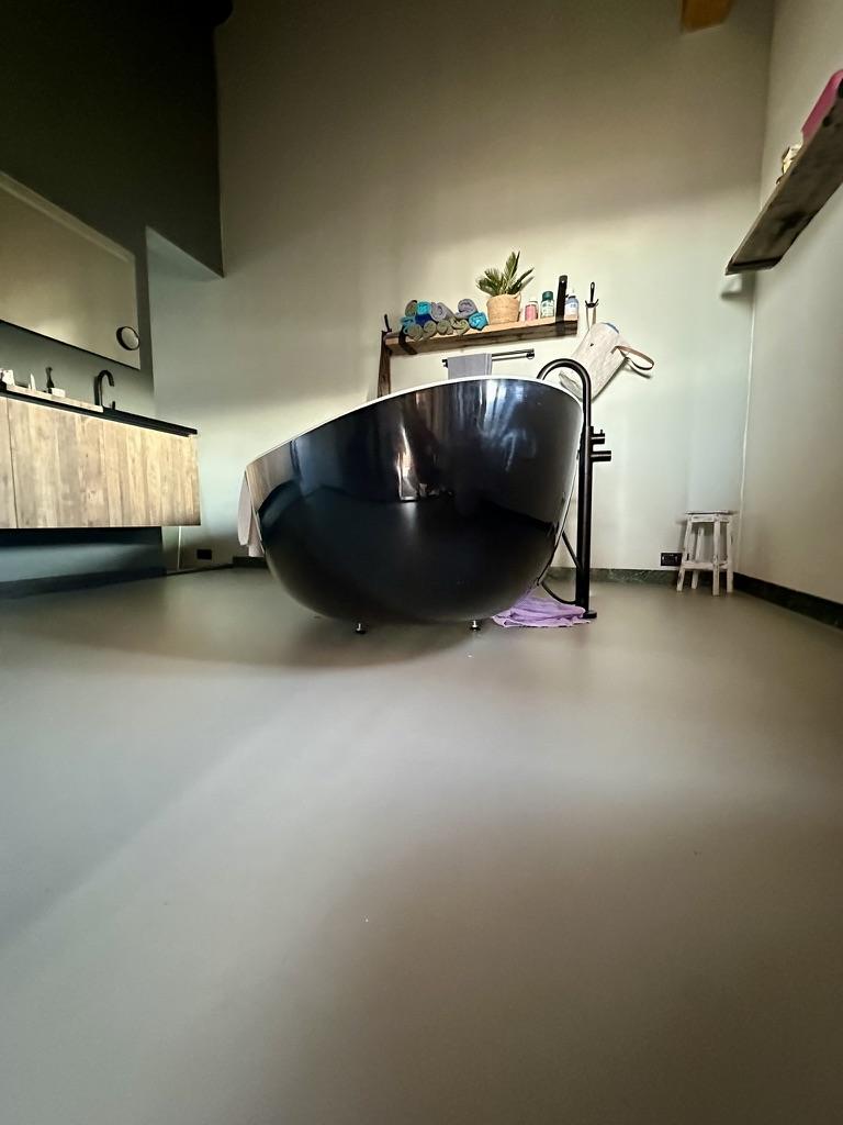 PU gietvloer in badkamer met vrijstaand bad