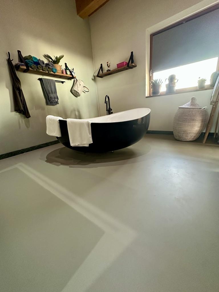 Badkamer Almere met PU gietvloer en badmeubel