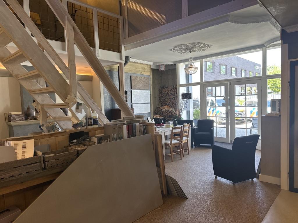 Showroom InterPleister Almere met zithoek en voorbeeldwanden