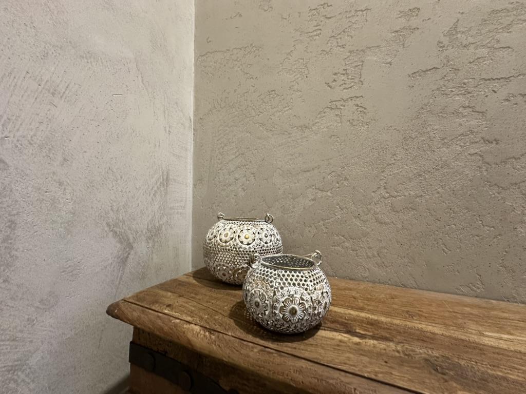 Theodorico wand in warme grijstint met decoratie