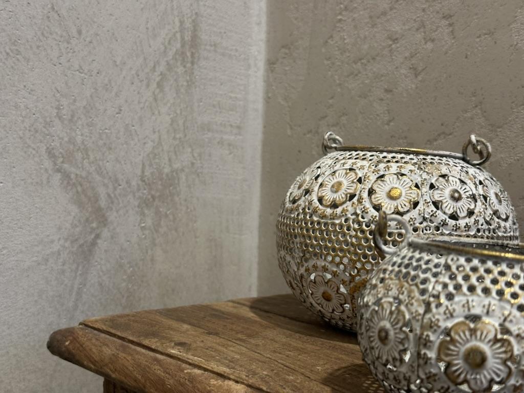 Theodorico minerale wand met lantaarns op houten kast