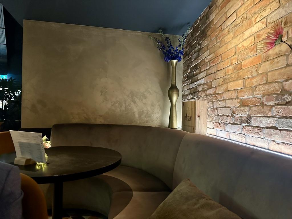 Restaurant met wanden in Theodorico en metselwerk