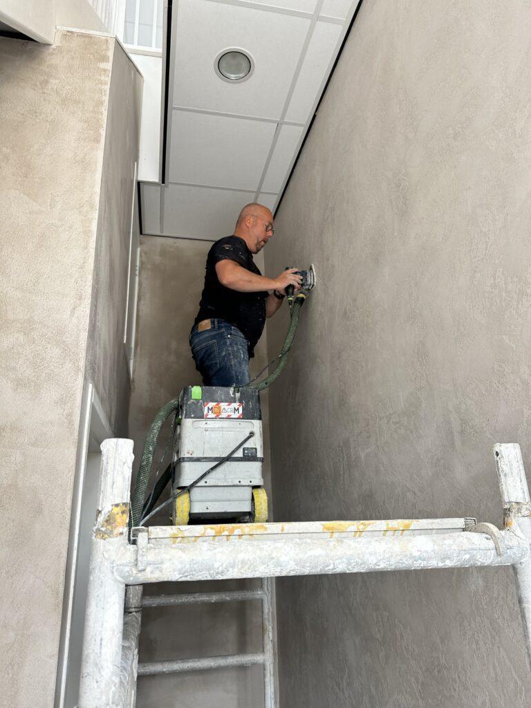 Stukadoor van InterPleister brengt Theodorico minerale afwerking aan