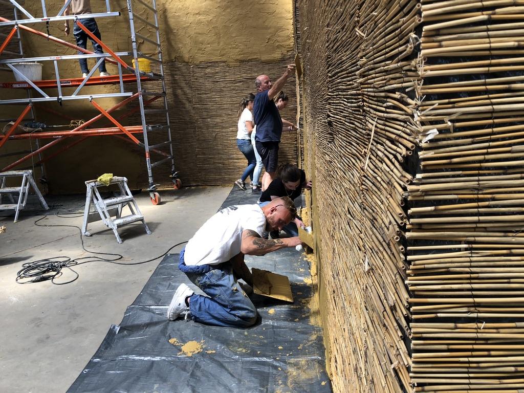 Stukadoors werken leem af voor theaterdecor