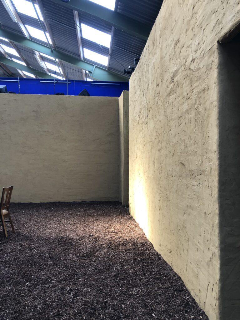 Leemwanden op riet voor theaterdecor, Stadsboerderij Almere