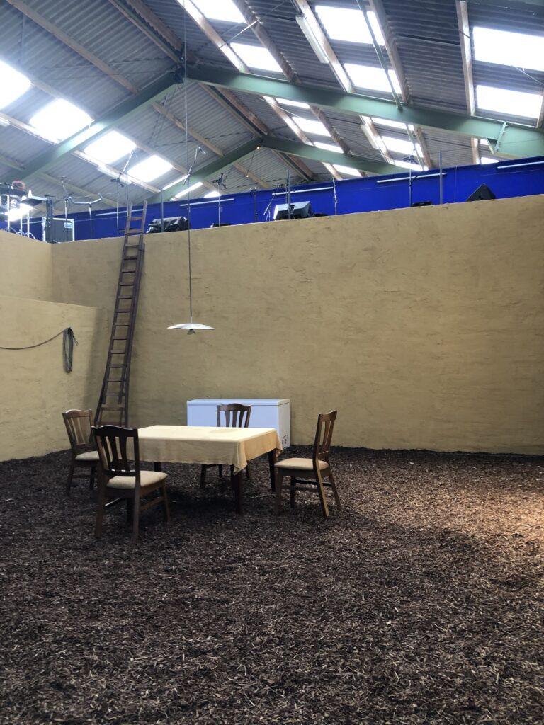 Decor met leemwanden in de schuur van de Stadsboerderij Almere