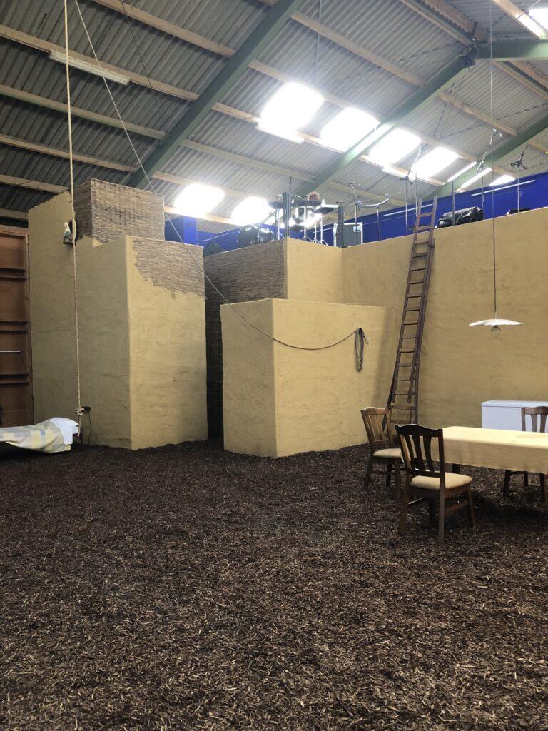 Afgewerkte leemwanden theaterdecor Almere