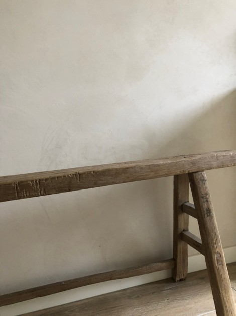 Betonlook wand met houten bank