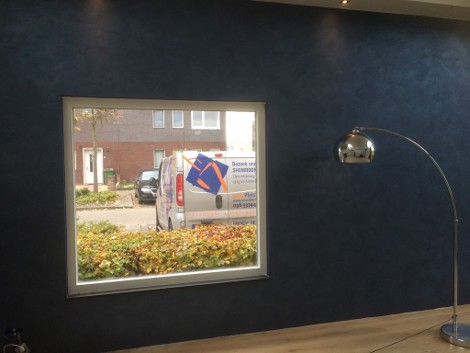 Betonlook wand in een donkere tint