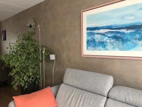Betonlook wand in de woonkamer