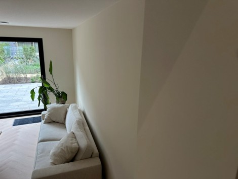 Glad gestucte wand in de woonkamer