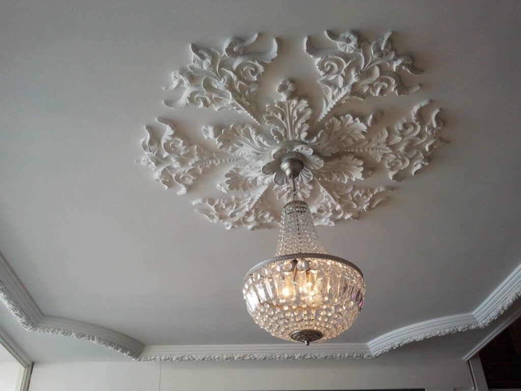Plafond met lijsten en rozet in de showroom