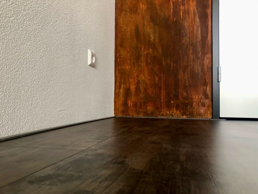 Sierpleister op de wand